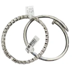 កងដៃប្រាក់មូលមានត្បូង