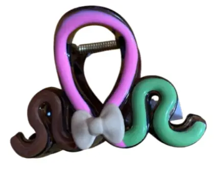 [402303] 218-ដង្កៀបចាប់សក់រាងអង្កាញ់មានរូបតុក្កតាចម្រុះ